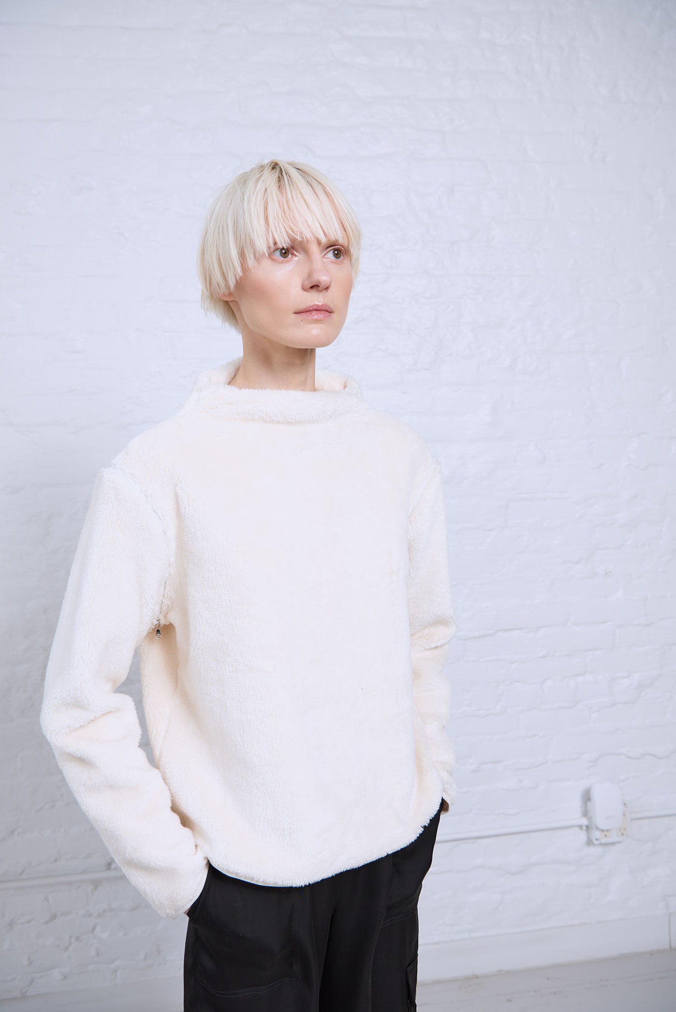 Women's organic cotton top with removable sleeves detail