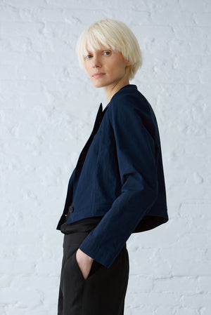 woman wearing 2-in-1 convertible blazer jacket made from GOTS organic cotton in navy blue cropped